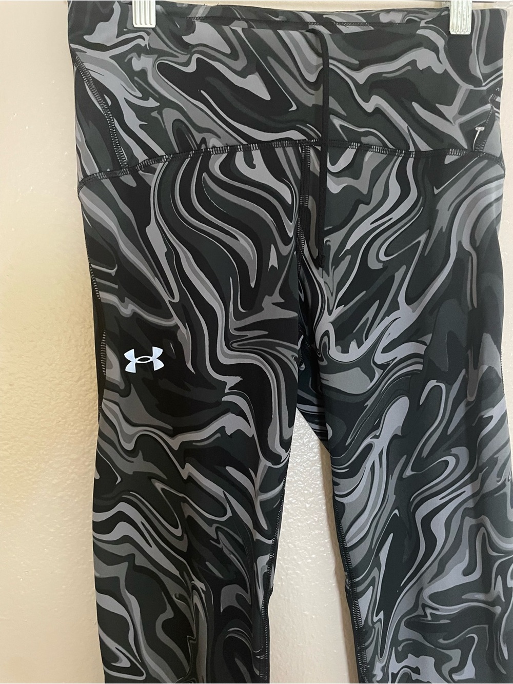 Under Armour Women’s Black Marble Print High-Rise Crop Leggings size Medium - Picture 3 of 13